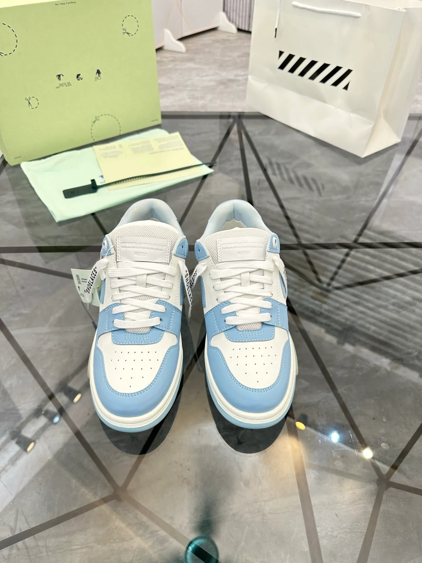 Selling men's shoes 💰: 💰P560¥ High-end top quality (leather buckle plus 10) Product trademark: OFF WHITE * "OFF WHITE*" low-top casual shoes Regular size: 35-45 (can be customized to 46) Couple style Product material: imported first-layer cowhide leather upper, breathable lining, original outsole. No.: H203